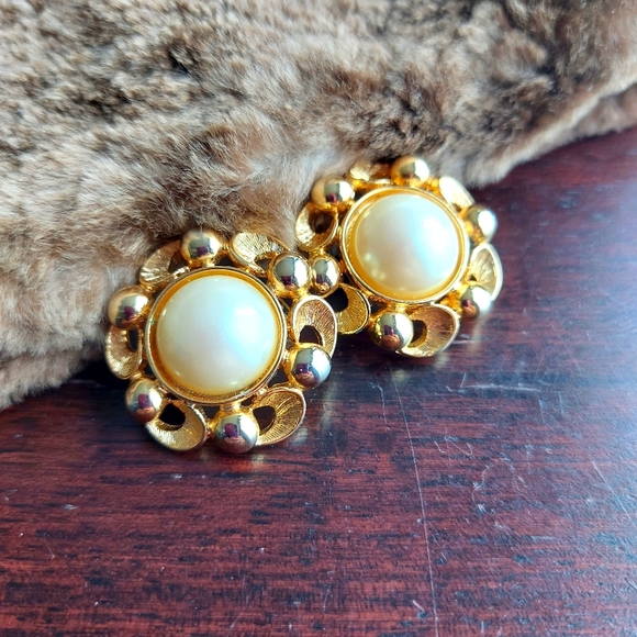 Paolo Gucci Jewelry - Vintage Paolo Gucci clip earrings